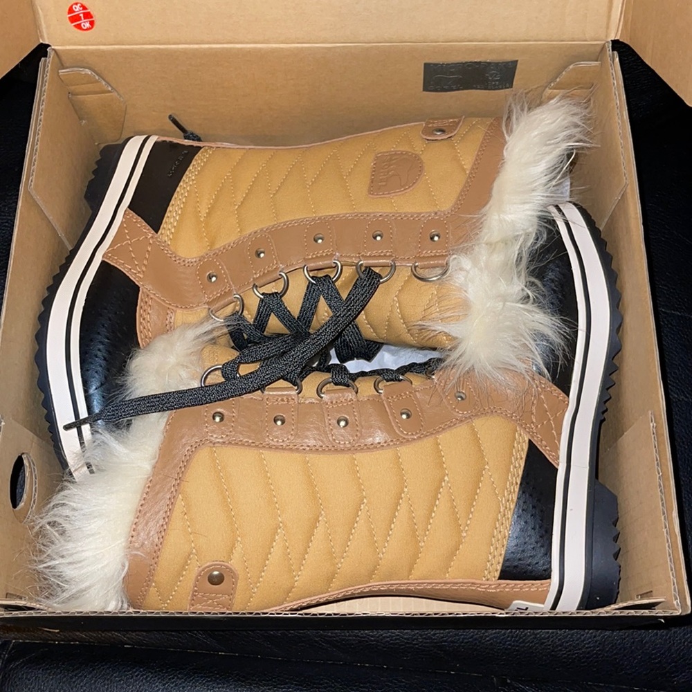 Sorel toddler waterproof boots. Only worn 2 times on a trip.